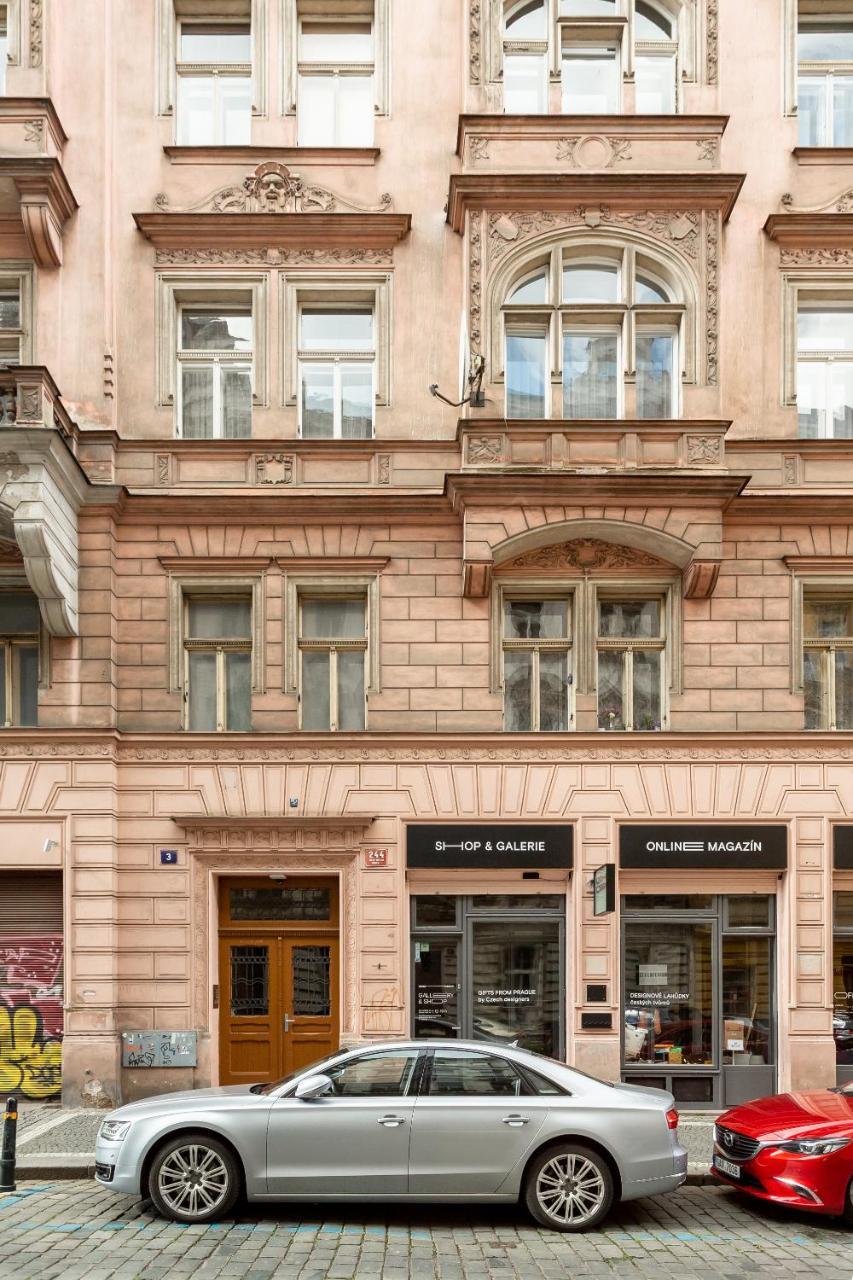 Spacious Apartments Near The River Prag Eksteriør billede